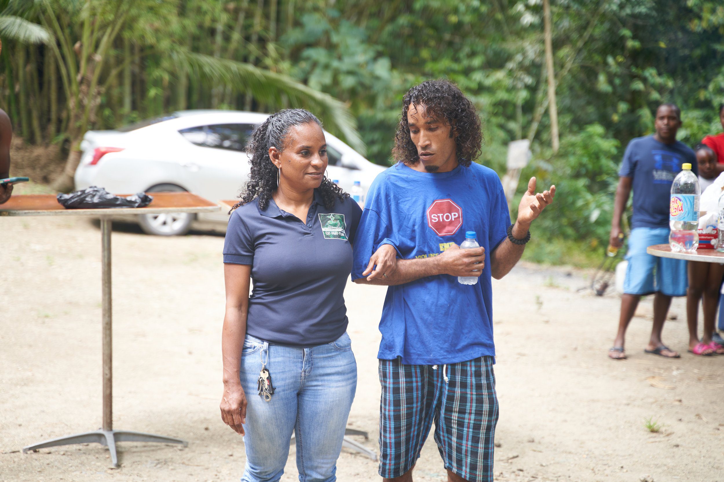 The president of One Seed for Change, Lorraine Waldropt Fergusson recaps the community project highlights with Guanapo participant Antonio on Sunday March 3rd.