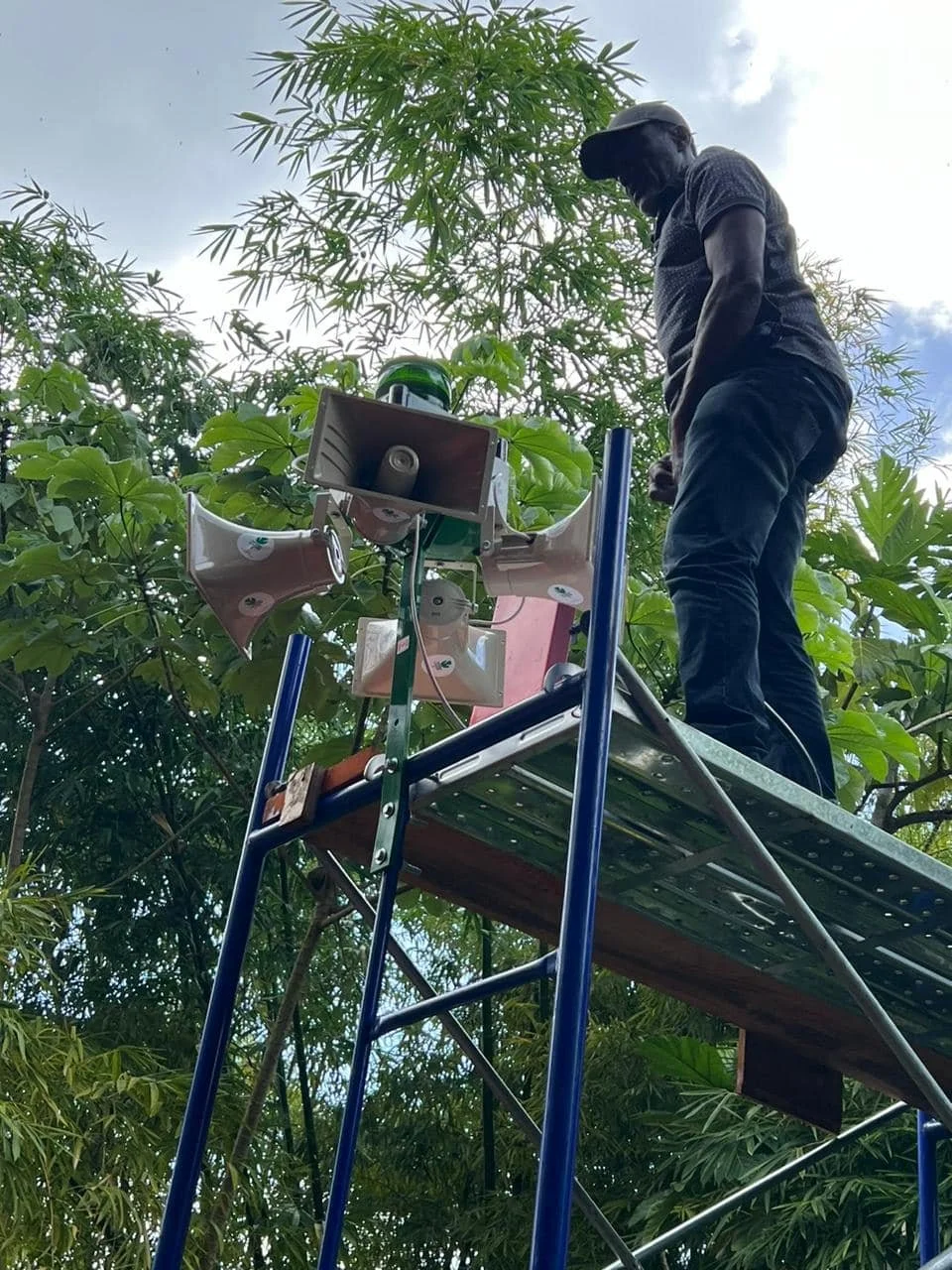  The Caribbean Agricultural Research and Development Institute (CARDI) is hard at work in Tobago implementing a solar-powered, bird squawker sound deterrent system using the Digicel Foundation and Shell T&T's EPIC Grant. 