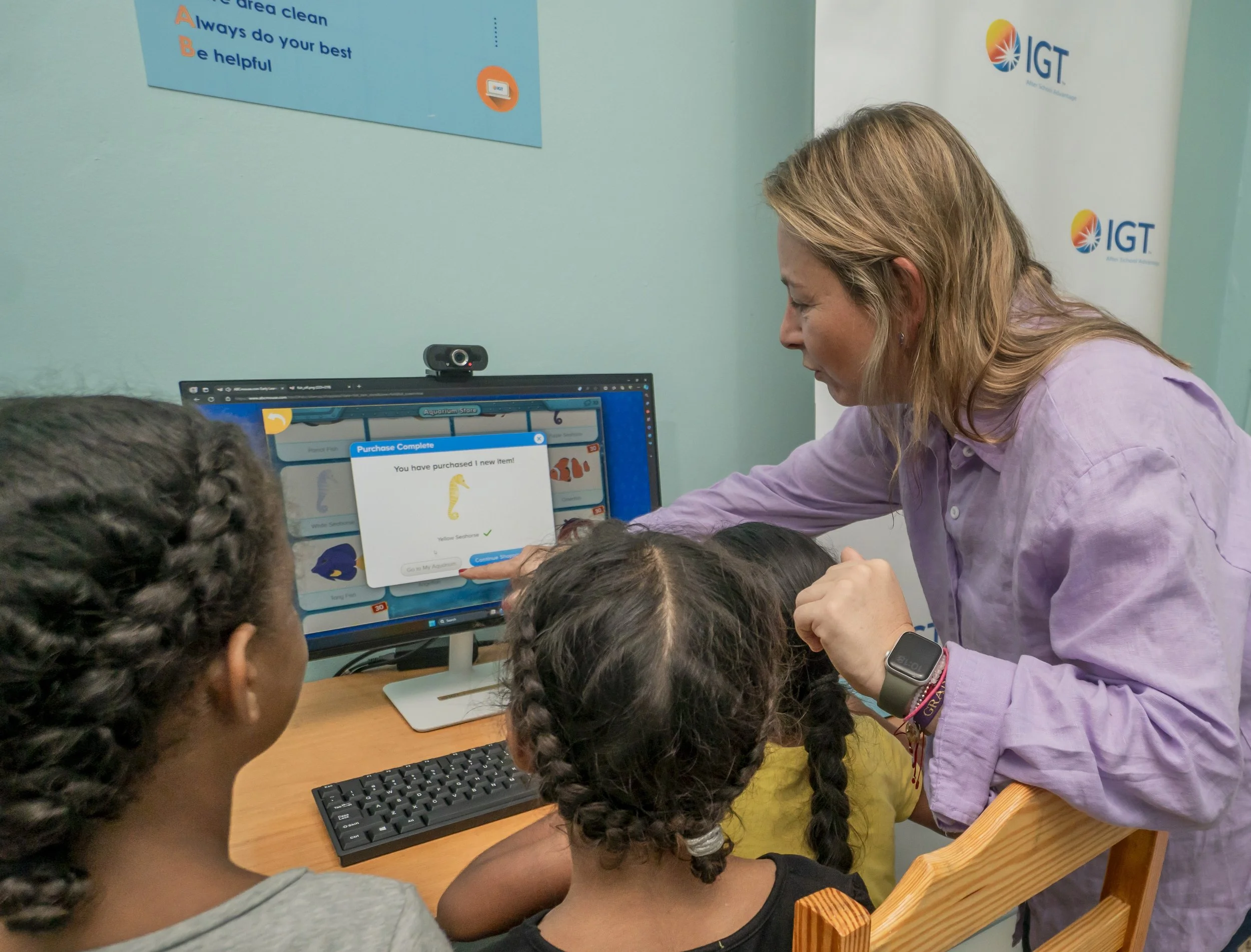 Diana Acosta, IGT’s People & Transformation Regional Director & People Partner LAC, has rapt attention from the girls at Amica House as she demonstrates how to use ABCmouse for online learning.